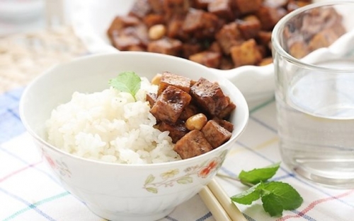 Chế biến nhanh tay với đậu hũ xào đậu phộng