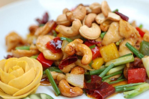 Vào bếp với món gà xào hạt điều thơm ngon, lạ miệng