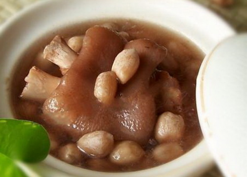 Công thức mịn da với canh giò heo hầm đậu phộng