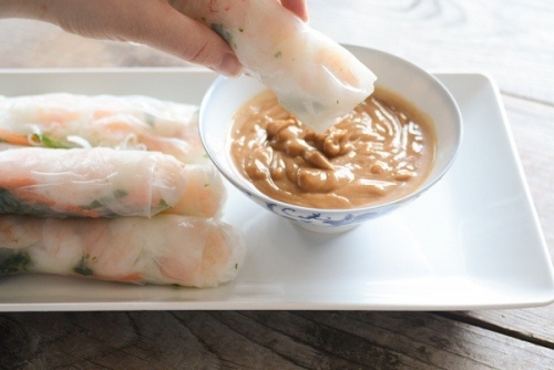 Học làm món gỏi cuốn chấm sốt bơ đậu phộng