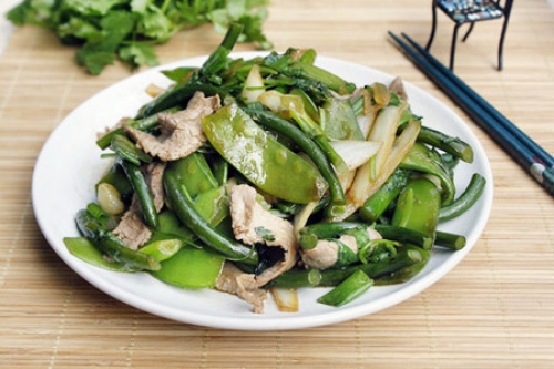 Thịt bò xào nấm mèo và đậu hà lan