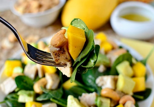 Salad hạt điều, xoài và thịt gà thơm ngon